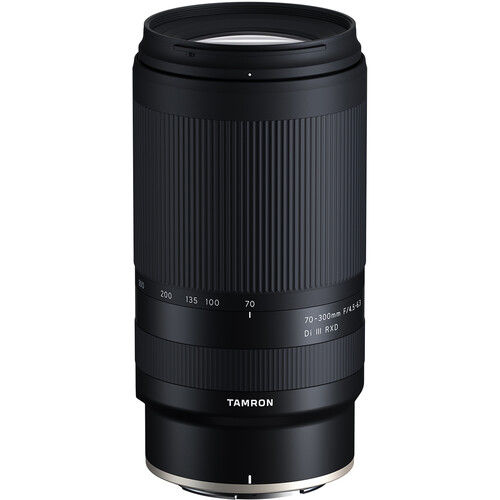 Compact telephoto zoom lens for wildlife and sports photography with moisture-resistant construction